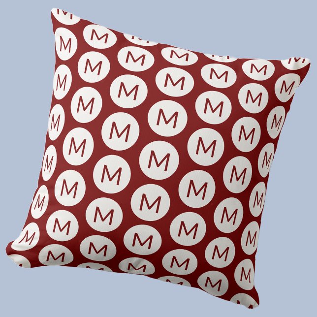 Persoonlijk Rood Initiaal Stippenpatroon Kussen (Polka dot spot pattern modern monogram initial personalized pillow In dark red burgundy)