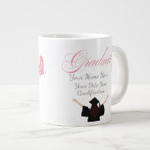 Persoonlijk roze afstudeercadeau, aangepaste naam grote koffiekop (Voorkant rechts)