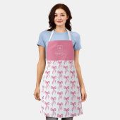 Persoonlijk Roze Strikpatroon Monogram Schort (Gedragen)
