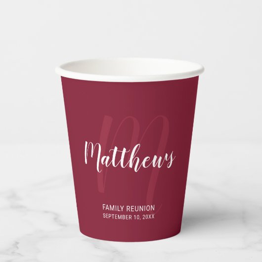 Persoonlijk Script Monogram en Naam Burgundy Red Papieren Bekers (Voorkant)