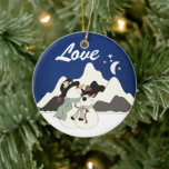 Persoonlijk Snowman Couple Mountain LOVE Ornament<br><div class="desc">Gepersonaliseerde Cute Snowman Couple Night Time Mountain,  houdt van kerstversiering. Komt overeen met Snowman Wedding Set en is ideaal voor alle paren die eerste Kerstmis samen hebben.</div>