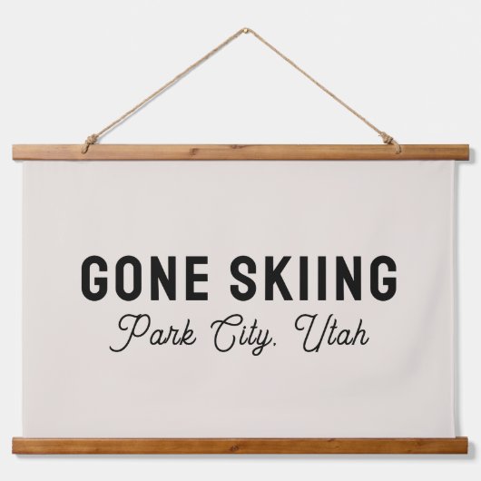 Persoonlijk Stad Berg Naam Canvas 'Gone Skiing' Hangend Wandkleed (Voorkant)