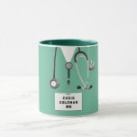 Persoonlijk te verzorgen Dokter Cadeau Mok<br><div class="desc">Dokter waardering,  afstuderen,  verjaardag of vakantie geschenkmok,  met ziekenhuiskleding,  een stethoscoop en een grappig Zwitsers zakmes. Pas de tekst aan om de naam van de arts toe te voegen.</div>