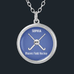 Persoonlijk veldsleutel Naam Jersey Nummer Zilver Vergulden Ketting<br><div class="desc">Dit gepersonaliseerde hockeyontwerp is voorzien van twee kruiste hockeysticks, een bal en de naam, de teamnaam en het nummer van uw speler of coach. Pas de achtergrondkleur aan om uw teamkleuren aan te passen - klik gewoon op "aanpassen" en vervolgens op de kleine oogdruppelaar. Dit maakt een perfecte manier voor...</div>