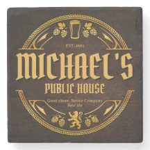 Persoonlijk vintage pubbord op rustic houten bierv