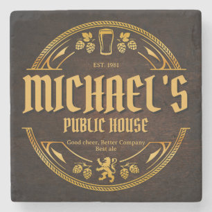Persoonlijk vintage pubbord op rustic houten bierv stenen onderzetter