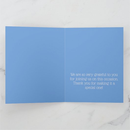 Persoonlijk vliegtuig op blauwe achtergrond bedankkaart (Binnen)