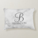 Persoonlijk wit marmeren script monogram en naam accent kussen<br><div class="desc">Persoonlijke monogram- en naamcadeau
met gepersonaliseerd monogram in grijze klassieke script lettertype en naam in grijze klassieke serif lettertype op witte marmeren achtergrond.

Perfect als kerstcadeau,  familie reunie favours,  huis verwarming cadeau,  trouwcadeau en cadeau voor elke speciale gelegenheid.</div>