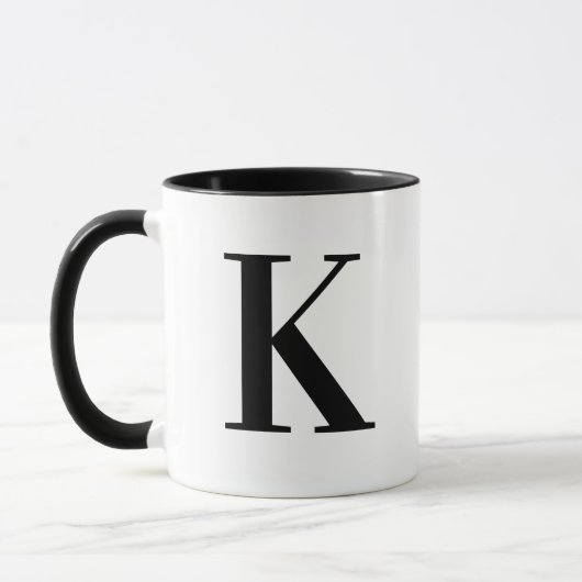 Persoonlijk zwart monogram letter K Mok (Links)