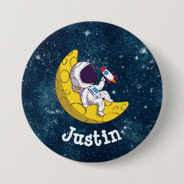 Persoonlijke astronaut op de maan met raket ronde button 7,6 cm