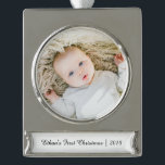 Persoonlijke Baby Naam Foto voor eerste Kerstmis Verzilverd Banner Ornament<br><div class="desc">Het persoonlijke Baby met de naam Ornament met de Silver Plated Banner met de eerste kerstdag kan volledig worden aangepast aan uw behoeften. © Gorjo Design. Gemaakt voor je via het Zazzle platform. // Hulp nodig bij het aanpassen van uw ontwerp? Heb je andere ideeën? Neem contact met mij op...</div>