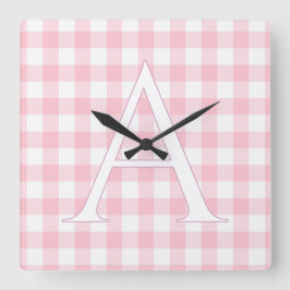 Persoonlijke babyroze gingham monogram vierkante klok