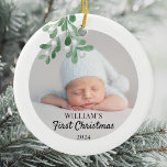 Persoonlijke baby's eerste kerstfoto Foto Keramisch Ornament<br><div class="desc">Het eerste kerstfeest Ornament van deze baby is versierd met een groene waterverf minnares. Eenvoudig aan te passen met de foto, de naam en het jaar van uw baby. Gebruik het Hulpmiddel van het Ontwerp om de tekstgrootte, de stijl, of de kleur te veranderen. Omdat wij ons kunstwerk creëer, zult...</div>