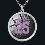 Persoonlijke basketbaljuwelen met nummer van jerse zilver vergulden ketting<br><div class="desc">Aangepast zilveren basketbalketting met jersey-nummer. Speciaal sieraden voor basketbalcoach, speler en fan. met teamnaam, citaat, slogan, monogram en jersey nummer. Een cadeautje voor basketbalmeisjes. Maak er een voor vrouw coach, teamgenoten, moeder, vrouw, tiener zus, sportief vriendin, kinderen, enz. Zwart-witte ballfoto met lavender paarse getallen. De slangen zijn beschikbaar in klein,...</div>