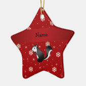 Persoonlijke benaming skunk red snewflakes keramisch ornament (Links)