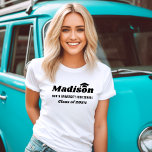 Persoonlijke benaming Witte Klasse van 2023 Afstud T-shirt<br><div class="desc">Het moderne, witte T-shirt met aangepast afstuderen is voorzien van de voornaam van de afgestudeerde in vetgedrukte zwarte decoratieve stijl met een afstudeerder pet accent (kan indien nodig worden hergeplaatst) en een minimale klassejaar en schoolnaamvermelding die kan worden aangepast aan de informatie van uw afstudeerder. De kleuren en stijl van...</div>