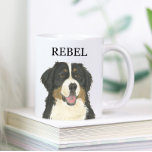 Persoonlijke Bernese Mountain Dog Koffiemok<br><div class="desc">Ik ben verliefd op deze prachtig uitgewerkte waterverf van een zwarte, witte en geelbruine berghond! Personaliseer deze keramische mokken en tuimelaars met jouw naam of monogram en verander zelfs de handvatkleur om uw decor te complimenteren! Shop de rest van mijn collectie voor de liefste housewarming, vrijgezellenfeest, docent, schoonmoeder, man, vriend,...</div>