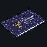 Persoonlijke blauwe HANUKKAH Welkom Gastenboek<br><div class="desc">Speciaal Blue HANUKKAH Welcome Guest Book met Star of David all-over patroon. Houd de herinneringen aan uw speciale bijeenkomsten levend door de gedachten van uw gasten te verzamelen in dit subtiel stijlvolle donkerblauw en grijs Hanukkah Guest Book. De placeholder tekst is CUSTOMIZABEL, zodat kunt u de beschrijving veranderen, bijvoorbeeld in...</div>