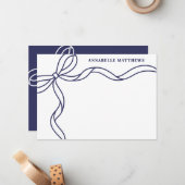 Persoonlijke Blauwe Strik Monogram Notitiekaartje (Voorkant / Achterkant in situ)