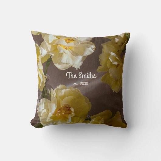 Persoonlijke bloem familienaam met gele tulpen kussen (Voorkant)