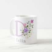 Persoonlijke bloemige koffiemok met naam Delia. (Voorkant links)