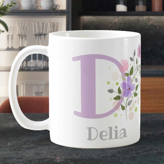 Persoonlijke bloemige koffiemok met naam Delia.
