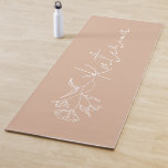 Persoonlijke Blush Pink Floral Name Yogamat<br><div class="desc">Deze gepersonaliseerde yoga mat is het perfecte cadeau voor yogis. Het heeft een modern design en je keuze uit naam,  waardoor het een geweldige aanvulling is op elk huis of elke studio.</div>
