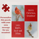 Persoonlijke boodschap Kardinaal Birds Rood Kerstf Legpuzzel<br><div class="desc">Warm het hart van een geliefde deze vakantieperiode met een gepersonaliseerde vogelpuzzel! Deze puzzel bevat afbeeldingen van twee mooie noordelijke kardinalen (het rode mannetje en het beige vrouw), elk doordrenkt aan een tak in een sneeuwlandschap, met twee spaties voor je eigen aangepaste boodschappen, op een feestelijke, rode achtergrond. Erg leuk...</div>