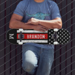 Persoonlijke brandweerboot met dunne rode lijn persoonlijk skateboard<br><div class="desc">Thin Red Line Skateboard - Amerikaanse vlag in de kleuren van de Vlag van de Vlag van de Brandweerder, noodlottig ontwerp. Geef dit skateboard van de brandweerman een persoonlijk tintje met een initiaal van een monogram. Dit gepersonaliseerde skateboardedek is perfect voor brandweerlieden, brandweerlieden, afstuderen voor brandweerlieden en gepensioneerde geschenken. COPYRIGHT...</div>