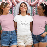 Persoonlijke bride t-shirt<br><div class="desc">Welkom bij ons collectie van gepersonaliseerde bruidproducten op Zazzle! Hier zijn we gespecialiseerd in het creëren van unieke en aanpasbare items om de reis van het worden van een bruid te vieren. Of je nu je droombruiloft plant of op zoek bent naar de perfecte vrijgezellenfeesten cadeaus, we hebben je gedekt....</div>