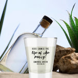 Persoonlijke Bridesmaid Funny Bachelorette Party Shot Glas<br><div class="desc">Ben je op zoek naar de perfecte bacheloretparty gunst? Kijk niet verder dan ons gepersonaliseerde schot glas! Deze glazen zijn geweldig om je komende leerlingen met je vriendinnen te vieren. Ze maken niet alleen een geweldig cadeau, maar ze zijn ook perfect voor het maken van foto's van je favoriete drank....</div>