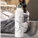 Persoonlijke Bruid  Waterfles<br><div class="desc">Welkom bij onze collectie van gepersonaliseerde bruidsproducten op Zazzle! Hier zijn we gespecialiseerd in het creëren van unieke en aanpasbare items om de reis naar het worden van een bruid te vieren. Of je nu je droomhuwelijk plant of op zoek bent naar het perfecte bruidsfeest cadeau, wij hebben je gedekt....</div>