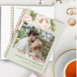 Persoonlijke bruiloft foto Blush en Sage Floral Planner<br><div class="desc">De persoonlijke foto van het huwelijk Blush Pink Peony Floral Planner is voorzien van een aanpasbare foto omringd door waterverf zwarte roze pony en gouden lijnbloemen, met een modern handschrift, typografie op de subtiele groene ondergrond. uitzicht het collectie op deze pagina om passende producten te vinden. ♥ pas het met...</div>