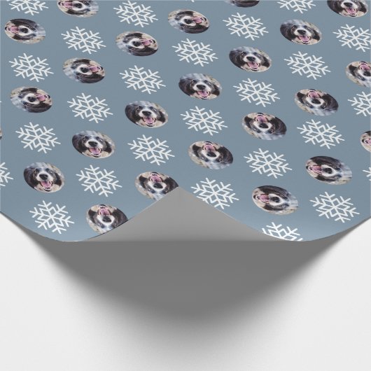 Persoonlijke Dog Pet Foto Snowflake Holiday Cadeaupapier (Hoek)