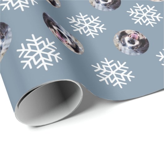 Persoonlijke Dog Pet Foto Snowflake Holiday Cadeaupapier (Rol Hoek)