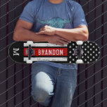 Persoonlijke dun-rode lijn-patriottische brandweer persoonlijk skateboard<br><div class="desc">Thin Red Line Skateboard - Amerikaanse vlag in de kleuren van de Vlag van de Vlag van de Brandweerder, noodlottig ontwerp. Geef dit skateboard van de brandweerman een persoonlijk tintje met een initiaal van een monogram. Dit gepersonaliseerde skateboardedek is perfect voor brandweerlieden, brandweerlieden, afstuderen voor brandweerlieden en gepensioneerde geschenken. COPYRIGHT...</div>