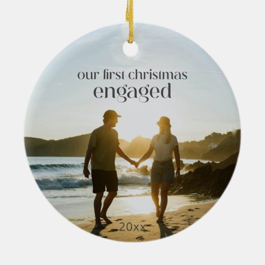 Persoonlijke Eerste Kerst Verloofde Koppel Foto Keramisch Ornament (Achterkant)