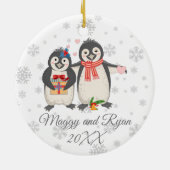 Persoonlijke eerste Kerstmis met andere pinguïns Keramisch Ornament (Achterkant)