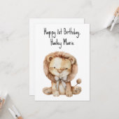 Persoonlijke eerste verjaardag knuffel leeuw kaart (Voorkant / Achterkant in situ)
