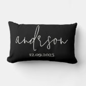 Persoonlijke effen zwarte kleur script familienaam kussen (Voorkant)