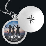 Persoonlijke familiefoto met familienaam locket ketting<br><div class="desc">Gepersonaliseerde familiefoto-cadeau, versierd met familienaam en gevestigd jaar in witte moderne sans serif letterstijl, perfect met vierkante foto. Ideaal als vakantiecadeau, voor het huishouden, voor het opwarmen van de partij, voor een cadeau voor gezinshereniging en voor speciale gelegenheden. Opmerking: de foto die op het product wordt weergegeven, is alleen steekproeffoto...</div>