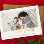 Persoonlijke familienaam Foto Folie Feestdagenkaart<br><div class="desc">Verspreid de liefde met deze gepersonaliseerde vakantiefoto met uw foto- en familienaam. Voeg een extra foto en een tekst aan de rug toe. Om nog verder aan te passen,  klik op "geef uit gebruikend het Hulpmiddel van het Ontwerp." Koop vakantiekaarten en nog veel meer op www.zazzle.com/store/nbpaperco</div>