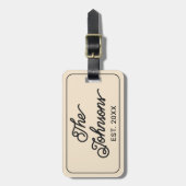 Persoonlijke familienaam in elegante beige script bagagelabel (Voorkant verticaal)