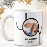 Persoonlijke feestdag kerstfoto koffiemok<br><div class="desc">Deze stijlvolle kerstfeestdag mok is gedecoreerd met het woord JOY in het zwart op een witte achtergrond. Gemakkelijk aanpasbaar met uw foto en naam.</div>