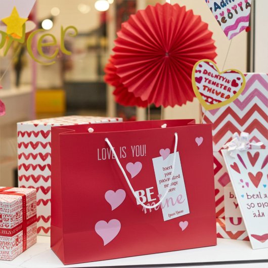 Persoonlijke flirterige roze harten op rood voor k groot cadeauzakje