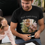 Persoonlijke foto Beste vader ooit T-Shirt<br><div class="desc">Ontdek het ultieme souvenir cadeau voor trotse nieuwe vaders! Ons 'Best Dad Ever' Tshirt zal dienen als een hartverwarmend aandenken aan dat speciale eerste jaar. Met een foto met geborsteld effect en persoonlijke details is het ideaal voor verjaardagen, Kerstmis of gewoon omdat. Bovendien kan het veelzijdige ontwerp worden aangepast voor...</div>