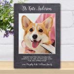 Persoonlijke foto-dierenarts Pet Dog Dank u Fotoplaat<br><div class="desc">Zeg 'Dank je' tegen je geweldige dierenarts met een schattige persoonlijke foto van de hond. Personaliseer de naam van het huisdier en zijn favoriete foto. Deze veeartsenijkundige appreciatie cadeau zal een schat in het belang zijn. Pas voor Vet Assistant, Vet Tech of Veterinary Title aan. COPYRIGHT © 2020 Judy Burrows,...</div>