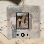 Persoonlijke foto- en tekstmuziekspeler keramisch ornament<br><div class="desc">Het gepersonaliseerde ornament van de Speler van de Muziek van de Foto en van de Tekst van Ricaso - voeg uw eigen foto en tekst toe,  perfect voor huwelijkscadeaus,  Valentijnse  en meer... </div>
