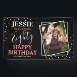 Persoonlijke foto Happy 80th Birthday Banner<br><div class="desc">Kute 80ste verjaardagsbanner met een foto van het verjaardagscadeau van de man of de vrouw, hun naam, hun leeftijd in elegant calligrafiekmanuscriptdoopvont, en roze en witte stipconfetti die in om het even welke kleur kan worden veranderd. Hoewel deze banner ontworpen was voor iemand die tachtig werd, kan hij voor elke...</div>
