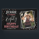 Persoonlijke foto Happy 80th Birthday Banner<br><div class="desc">Kute 80ste verjaardagsbanner met een foto van het verjaardagscadeau van de man of de vrouw, hun naam, hun leeftijd in elegant calligrafiekmanuscriptdoopvont, en roze en witte stipconfetti die in om het even welke kleur kan worden veranderd. Hoewel deze banner ontworpen was voor iemand die tachtig werd, kan hij voor elke...</div>